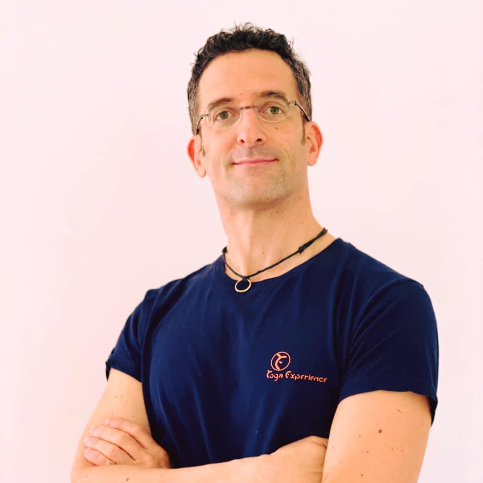 Steve Testolin, insegnante di Ashtanga Yoga a Vicenza durante una lezione