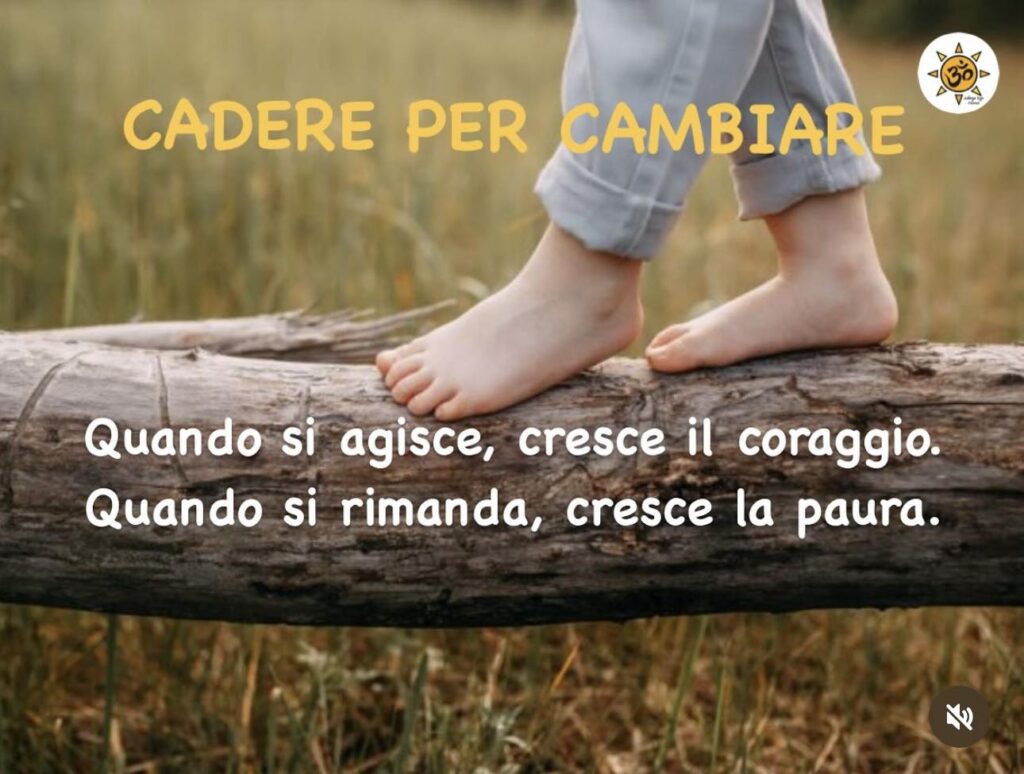 cadere per cambiare: praticante che perde l’equilibrio in una posizione yoga, simbolo del cambiamento che nasce dallo squilibrio.