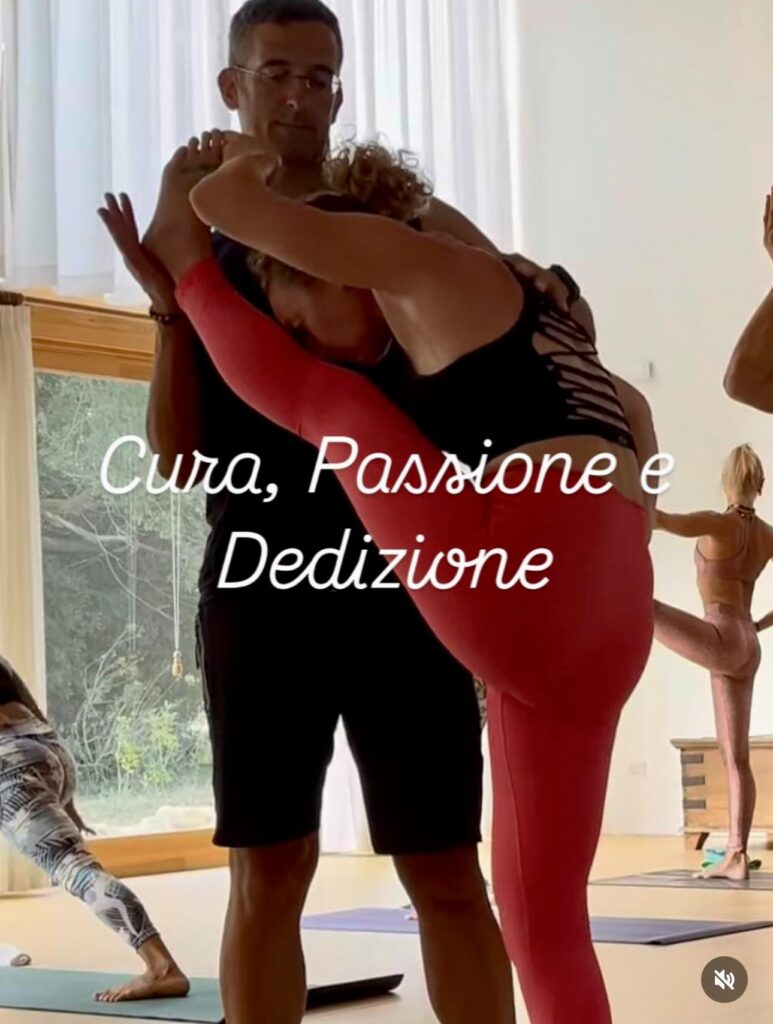 Steve Testolin guida una lezione di Ashtanga Yoga a Vicenza, con attenzione al respiro e allineamento posturale.